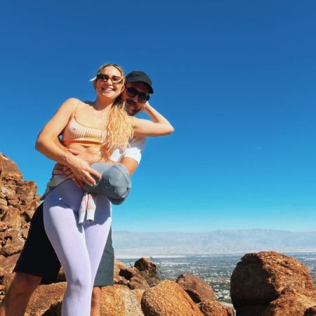 Kate Hudson and her boyfriend, Danny Fujikawa, took a pic by the seaside